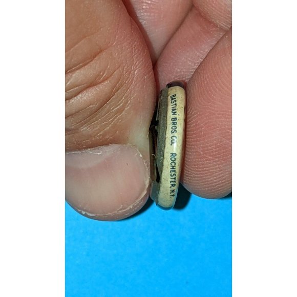 Vintage COMMUNITY CHEST KEEP ON CARING BLUE AND WHITE B. CO. ROC Pinback Button - Picture 4 of 4